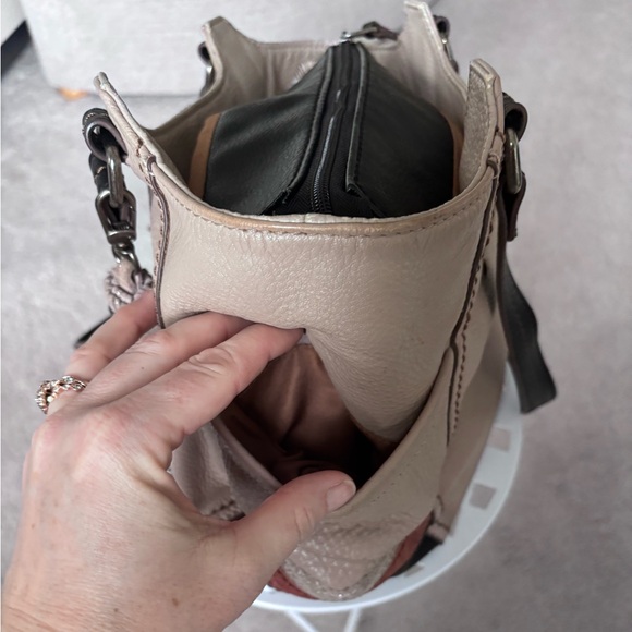 The Sak Kendra Pebbled Leather Hobo Shoulder Bag in Light Beige with Black Trim - Picture 5 of 13